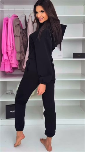 L'ARETTE on Instagram: "🔥🔥 NAJBARDZIEJ VIRALOWY DRES W INTERNECIE 🔥🔥 ✨ JUŻ U NAS! ✨ Totalny HIT 💣💥 Styl, który robi efekt WOW 😍 👚 Bluza z pięknymi przeszyciami 🎀 Wiązania z tyłu – dopasujesz idealnie do swojej sylwetki 👌 Świetny, kobiecy fason 🎨 Kolory: 🖤 czarny 🌫 szary melanż"