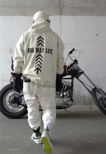 白のバイクファッションアイデア