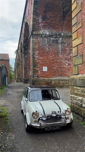 Austin Mini hiding away 🌉 🇬🇧 #RetrosofTeesside #BMW #e30