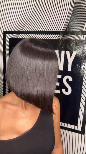 El long bob (o “lob”) es un corte muy versátil que le va bien a casi todas las personas, pero aquí te explico a quién le favorece más según el tipo de rostro y cabello: 💁‍♀️ Rostro ovalado: ¡Ideal! Es el rostro más equilibrado, y el long bob resalta sus proporciones naturales sin necesidad de ajustes. 💁‍♀️ Rostro redondo: Funciona muy bien si se deja un poco más largo al frente, para afinar las facciones y alargar visualmente el rostro. 💁‍♀️ Rostro cuadrado: Un long bob con ondas suaves o pun
