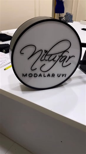 𝖭𝖨𝖫𝖴𝖥𝖠𝖱 𝖣𝖱𝖤𝖲𝖲𝖤𝖲 on Instagram: "Hammaniyam yosh, yoki hali endi hayotga kirib kelayotganda, orzular osmonida uchib yurgan paytlarida qilgan orzusi bo’ladiku… manda shunaqa orzulardan bittasi shunaqa o’z ish joyim, ishxonamni kaliti, chet elning moda haqidagi filmlaridagi vitrinalardaka katta oynali vitrinam bo’lsa, yo’ldan o’tgan qaytganlar biz tikkan libislardan estetik bahramand bo’lishlarini orzu qilib yurardim… o’zim ham xo’jayinim moshinalarida shahar aylansak doim magazin yo’l