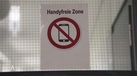 Sollen Handys an Schulen in BW verboten werden?