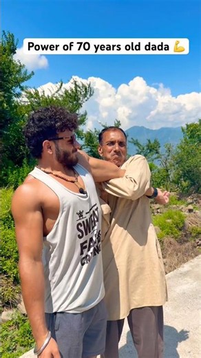 70 years old dada power 💪😨 #shorts #strong #giantthedheeraj #india #hardwork