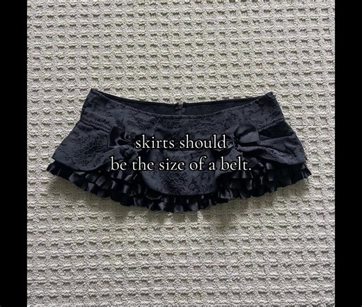 Y2K Inspired Mini Skirt Outfit Ideas