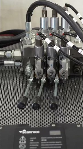 Scanreco Maxi with double 3-axis joysticks and 2 manipulators, operating double Walvoil DPX