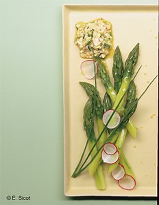 Asperges vapeur et vinaigrette à l'oeuf pour 4 personnes - Recettes - Elle à Table