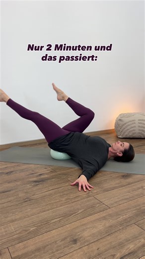 Diese Übung liebe ich sehr, weil sie so einfach und so effektiv ist. Sie: 👉 aktiviert und trainiert den Hüftbeuger (Psoas) 👉 stärkt die Core-Muskulatur 👉 trainiert die Koordination 👉 stabilisiert das Becken 👉 entlastet den unteren Rücken 👉 verbessert die Körperhaltung Warum ist das so wertvoll? 👉 Weil ein gut arbeitender Hüftbeuger dich im Alltag aufrechter macht und dafür sorgt, dass die Hüfte nicht „nach vorn kippt“. 👉Das wiederum entlastet die Lendenwirbelsäule und sorgt dafür, dass s