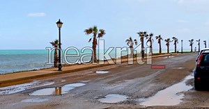 «Δεν φτιάχνουν δρόμους, αλλά κόβουν πρόστιμα» – Καταρρέει το παραλιακό μέτωπο στη Χερσόνησο εν μέσω τουριστικής σεζόν (vid, pics)