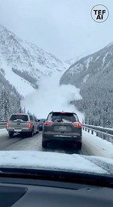 Dramatic dashcam footage recorded in the Colorado Rocky Mountains shows a powerful avalanche racing down a snow-covered mountainside and spilling onto a bridge where multiple vehicles were stranded. The video captures traffic stopped on the bridge as a wall of snow and debris suddenly surges toward the roadway, quickly overwhelming the scene. As the avalanche intensifies, drivers can be seen abandoning their vehicles and running on foot in panic, slipping on icy pavement as visibility rapidly de