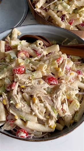 Kremet pastasalat med kylling 😍 En fristende pastasalat er alltid noe av det som forsvinner raskest på et koldtbord. Denne salaten er så god at både store og små vil forsyne seg flere ganger! 😃 Dette er en stor porsjon som passer perfekt hvis du får gjester! Pastasalaten er også kjempefin å ta med hvis du blir bedt om å bidra med noe mat til dugnader og avslutninger. 😊 Jeg bruker ferdig grillet kylling til denne salaten, som gjør den lettvint å lage. Se nytt innlegg på Det søte liv: https://w