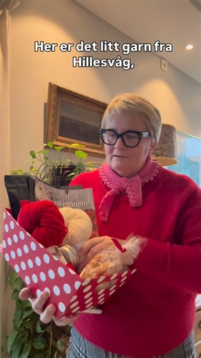 Nina Granlund Sæther on Instagram: "JULEKONKURRANSE Bli med i trekningen av denne innholdsrike og hyggelige juleoverraskelsen fra Hjertebank / @ninagranlundsather For å delta i konkurransen må du følge meg på Instagram og skrive en kommentar under bildet. Du må også bo i Norge! Deltagere fra utlandet kan vinne boken Mittens and socks from all around Norway. Trekning tirsdag 23. desember. Vinneren blir kontaktet direkte, og det blir også annonsert her. CHRISTMAS COMPETITION Join the draw for this