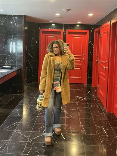 Happy Monday fairies🧚 Been knitting more than lifting lately 🧶😅 Small business owner life will do that. And while I may be stressed, I’m blessed so let’s regroup, adjust & MOVE. Gym or living room floor — it still counts. Just show up for yourself. 🤍 #fyp #fitness #consistency #gymtok #gymgirlies