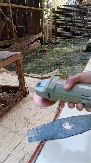 4.6K views · 17 reactions | The process of sharpening the blade of a chopping machine... Sharpening with a grinding machine because the blade is made of steel. Proses pengasahan mata pisau mesin cacah... Mengasah dengan mesin gerinda karena pisau terbuat dari Besi Baja.  | Andriyana As-Syakurie | Facebook