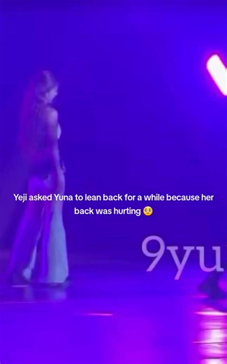 Yeji leaned on Yuna after she collided with the staff and had a dangerous fall.😭🥺 #yeji #yuna #itzy