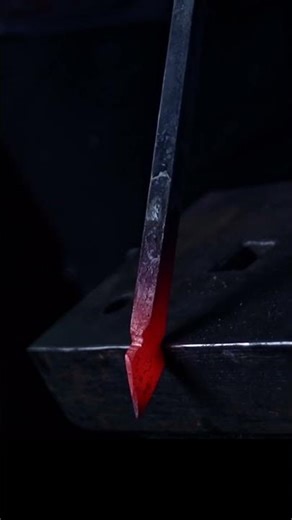 Forging Arrow Head #medievalblacksmith #blacksmithing #blacksmith