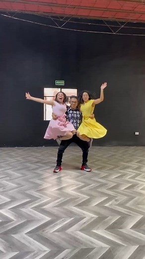 ¡Ya queremos que sea el baile social! 🙌🏼🤩 Te esperamos este 21 de junio en Monterrey 319 Col. Roma Vive Arte CDMX @viveartemx ⏰️ Clase muestra gratis de 5 a 6pm 💃🏻 Baile social desde las 6 pm ¿Jalas? #RockabillyJive #rockandroll #rockabilly #Jivers #CDMX | Jiving Rabbits