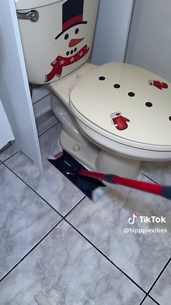 The best stick mop ever! It separates the dirty water from the clean water, it even squeezes out the water so you aren’t putting a super wet mop head all over! 10/10 on this one! #mop #mops #moppingfloors #mopping #cleantok