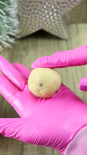 Snowman Cake Pops ☃️ How to: Prepare cake pop mix by combining cake with a small amount of buttercream to form a paste and mix in chocolate chips. Form equal sized balls using an ice cream scoop. Chill for 15 minutes. Dip lollipop sticks in melted chocolate and insert into the cake balls. Chill for a further 20 minutes or freeze for 5 minutes. Dip balls into chocolate and place on parchment to set. Gently pull and rotate the lollipop sticks out. Do NOT pull out abruptly without rotating as this