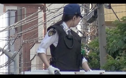 【日本女警系列】日本美女警察街头指挥车上巡查