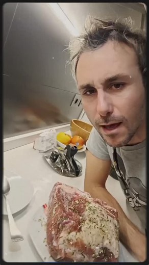 GardenBo | Gelateria Artigianale🍦 | Bresaola vegetale o Arista a pressione? Lui si sente uno chef stellato col suo panino veg, ma io sto per regalarmi una masterclass di... | Instagram