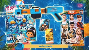 ¡Todos al agua con la nueva #RevistaClan! 💦🤿 Pasa un verano alucinante y diviértete con nuestros pasatiempos, juegos, cómics y...¡muchos sorteos! 🥳 Este mes, la revista infantil trae de regalo un lanzachorros gigante con doble cañón de agua y mirilla. ¡Serás el rey o reina de las guerras de agua! 😂 También, un sobre para coleccionar, un póster especial de la película 'El colegio de los animales mágicos 2', ¡y páginas especiales de #LaCasaDeMuñecasDeGabby y #BobEsponja! Corre ya a por tu revi