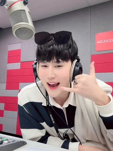 มาฟังเพลงเพราะๆ กับดีเจจาก COOL Fahrenheit 93 FM