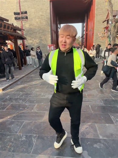 Exploring the Crowded Qingming Shanghe Garden in Kaifeng: A Must-Visit Destination