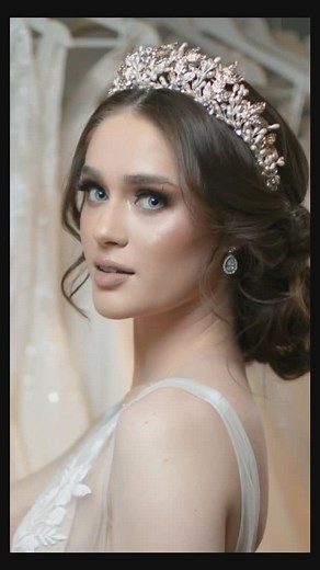 951 reactions · 76 shares | Tiaras, halos y peinetas: en esta Parte 3...