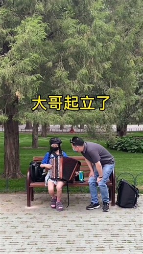 女孩用玩具演奏换手风琴，一首《山楂树》，大哥直呼听不够再来点#手风琴 #音乐演奏 #音乐爱好者 #艺术 #李楚然 #音乐