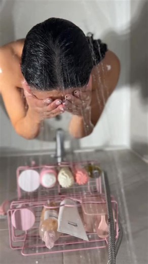 Trish Siplon on Instagram: "clean girl everything shower routine🧖🏽‍♀️🎀🧴✨ products used: @sundaebody shower foam @lorealparis glossing shampoo & conditioner @bushbalm body scrub @loccitane shower oil @billie pink razor @lushcosmetics jelly soap @rhode lip balm . . . #everythingshower #showerroutine #bodycareroutine #bodycare #cleangirlaesthetic #cleangirl #thatgirl#thatgirl #pinterestaesthetic #softgirlaesthetic #softgirl #coquette #selfcaretips #hairwash #glasshair . . . step by step everyth