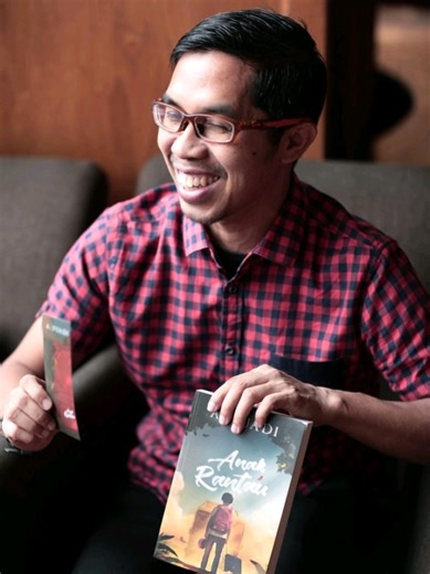 novelis terkenal, filantropis (pekerja sosial) serta berpengalaman sebagai wartawan Melalui novel best-seller