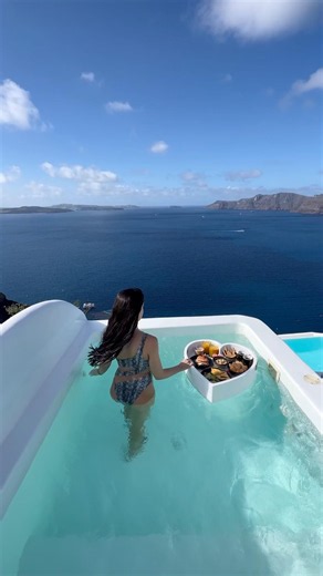 Imagine waking up to this view✨#greece #santorini #travel #beautifuldestinations