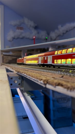 Erste Testfahrt nach dem Umbau von DC auf AC und dem Einbau des Decoders, der Beleuchtung und des Schaltrelais :) [Werbung wegen Markennennung] [KI generierte Musik/Lizenzrechte bei MZ] www.modellbau-zager.de www.brauchemodellbahn.de www.lift87.ch Partnerseiten: @modellbahn007_h0 @matthiasmobabg @gert.frisch.5055 @modellbahnfreund_Osthessen @norton_br103 Partnerfirmen: #UnitedModelTrainFactorys @qdecoder @rztec2018 @betriebswerk_dahlerau_by_rztec @railcontrol.pro @lokstoredigital @der_schoenower