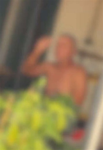 Erano le “villette dei vip” e dei balneari, ma in realtà era tutto abusivo. Parliamo di un’area di 14mila metri quadri a Ostia. Si affaccia sul mare ma non si vede dalla strada a causa del lungomuro che copre la visuale. Dovevano essere cabine e sono diventate vere e proprie casette in muratura con tutti i confort, simbolo dell’abusivismo. E c’è persino chi sta ancora lì, a prendere il sole, nonostante l’intervento della Guardia di Finanza che da anni ha sequestrato il complesso e denunciato 88 