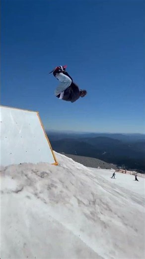 Lane Weaver button mashing at Hood #snowboarding #burton #snowboard
