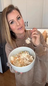 Who says eating healthy has to be complicated? This high-protein, low-carb lunch with chicken and cottage cheese proves you can keep it simple AND lazy! The key to staying on track is not overthinking it—fancy meals aren’t required. Stick to the basics, fuel your body, and keep moving forward! WOULD YOU EAT THIS?? #cottagecheese #highprotein #highproteinmeals #lowcarbideas #easylunchideas | Stacey Jobe