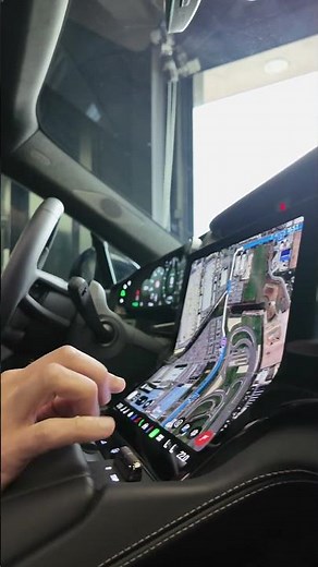 💡All-new Porsche interior with curved screen in the first-ever Porsche Cayenne electric!
