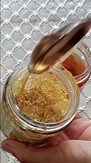 Din florile de soc conservate in miere obti un sirop pentru suc, dulceață la rece și baza pt. socată