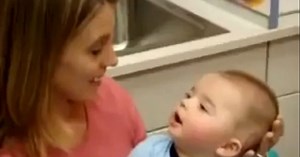 Vidéo bébé : un bébé sourd entend pour la première fois