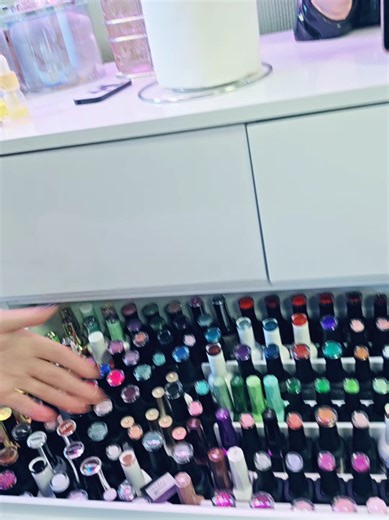 Let me introduce you to my ladies 😉 @ONAIL @sundaranailsforever @Magpie Beauty USA @kineticsnailsglobal @SOFGEL NAIL #buildergel #indiananailtech #onlinenailschool #nailtechlife #nailtech