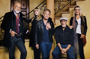 Watch Fleetwood Mac’s Lindsey Buckingham Reunite With USC Band,Perform ‘Tusk’ & ‘Go Your Own Way’