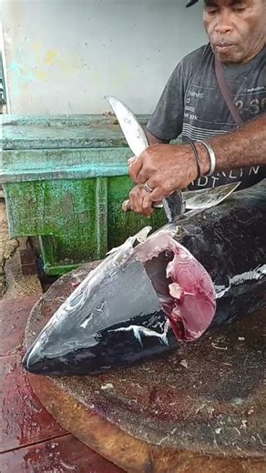 Amazing!! the charm of Uncle Yakop's sharp machete cutting a large tuna #short #fish #culinary #fish