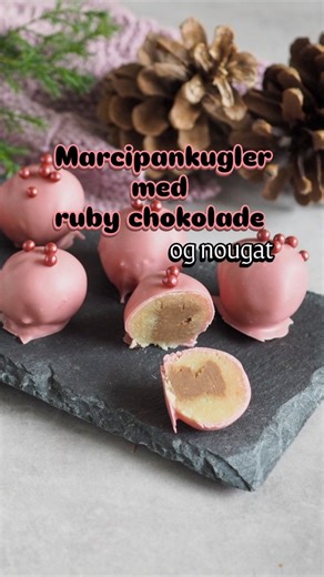 Små marcipankugler med blød nougat og ruby chokolade 😋 Konfekt opskrift 5/6 En enkel, hyggelig konfekt med et lille twist af lækker smag fra ruby chokoladen. 📌 Gem videoen hvis du gerne vil have det helt enkelt 🫶 Følg @homebybianca for flere lækre konfekt opskrifter 🗒 Vil du have en printvenlig opskrift? - skriv 'ruby konfekt' i en kommentar OPSKRIFT - 16 stk 150 g marcipan 50 g nougat 150 g ruby chokolade Krymmel til pynt Sådan gør du Fordel din marcipan i ca. 16 stykker og tril dem til kug