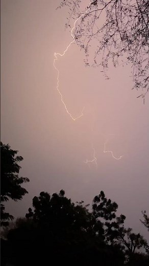 ⚡ Furious Lightning Strikes During a Powerful Storm! 🌩️🌧️