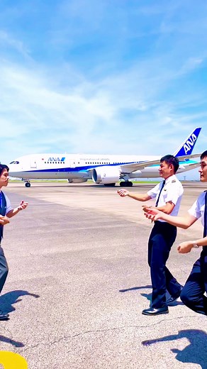 航空会社のコックピットとキャビンクルーのダンスチャレンジ