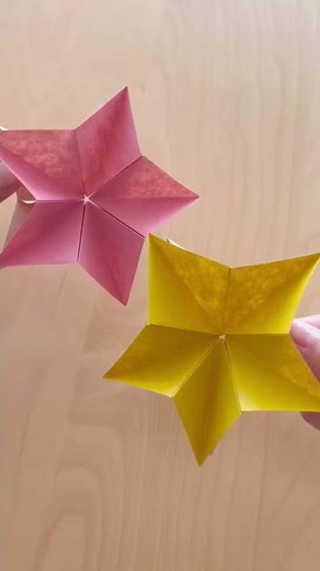 Easy and cute! Make a decorative star with your kids using origami paper♪ Perfect for Christmas d...