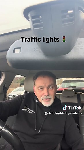 Mastering Traffic Lights: Clear Tips for Drivers
