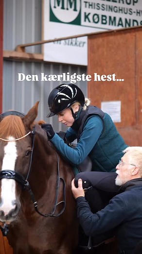 Nogle øjeblikke siger mere end tusind ord 🫶🏼 Min far og min hest – to sjæle, der altid venter, altid hjælper, og altid tror på mig 💛 #taknemmelig #hesteliv #handicaplivet #familie #hesteterapi #kærlighedpåfireben | Line Munk Madsen - Paradressur