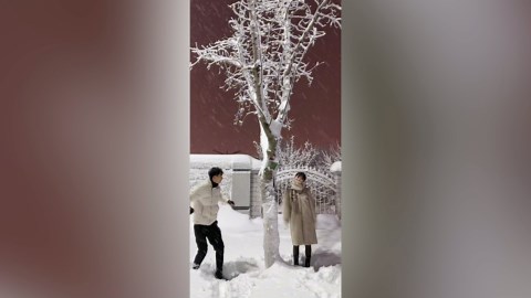 Man's attempt to create romantic snowfall for girlfriend ends with funny mishap