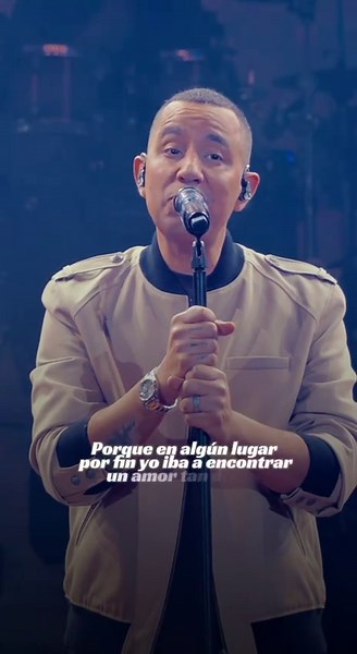 Tal vez casualidad o algo del más allá, pero ahora estás conmigo, Y sin mirar atrás vamos a caminar por el mismo camino, Porque en algún lugar por fin yo iba a encontrar un amor tan divino, Por quien ahora yo vivo, por quien ahora respiro. Y es que es tan natural cuando me dices que jamás habías sentido, Un amor tan inmenso luego de un te amo, luego de un suspiro, Y yo te doy un beso y tú muerdes mis labios sin pedir permiso, Yo te hago lo mismo, momentos tan lindos...